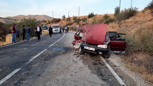 Kamyonetle otomobil çarpıştı: 1 ölü, 4 yaralı