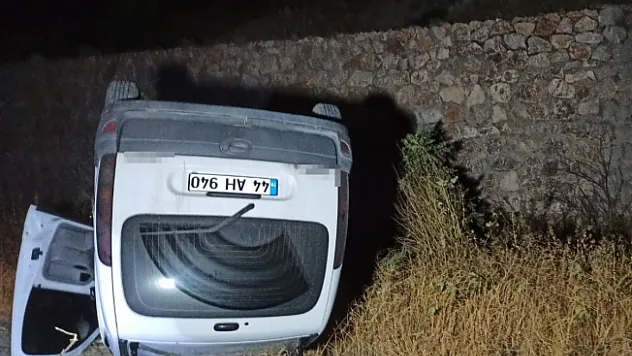 Kontrolden çıkan hafif ticari araç takla attı : 2 yaralı