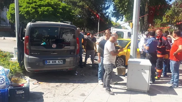 Malatya'da hafif ticari araç otomobille çarpıştı: 6 yaralı