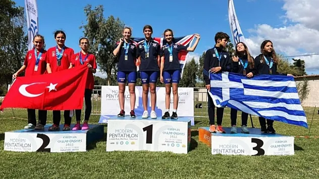 Malatyalı sporcular Türk Bayrağını dalgalandırdılar