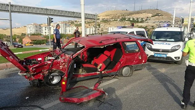 Otomobille çarpışan cip 40 metre sürüklendi: 3 yaralı