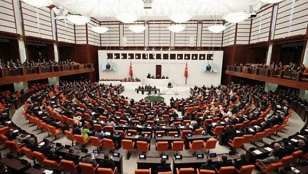 Sosyal medya düzenlemesinde tartışmalı madde kabul edildi
