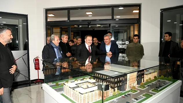 Eroğlu'ndan Dünya Kayısı Ticaret Merkezine övgü