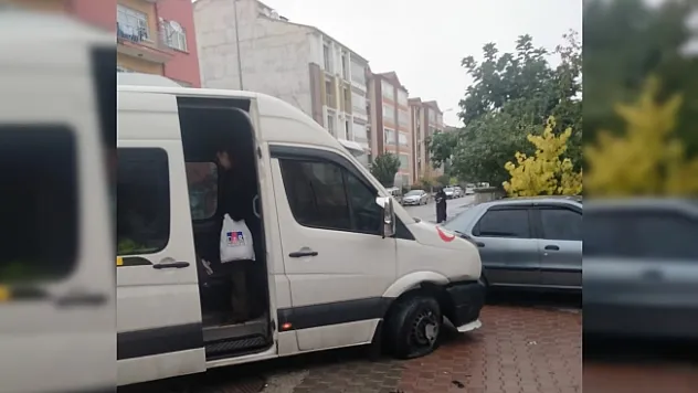 Minibüs ile otomobil çarpıştı: 3 yaralı