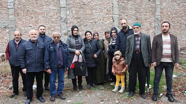 Oturdukları apartman yıkıldı, mağdur oldular