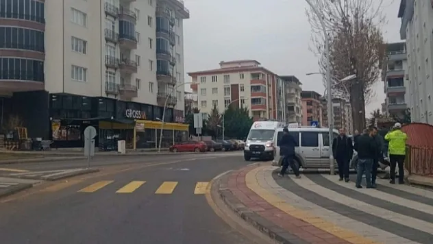 Hafif ticari araç istinat duvarına çaptı: 1 yaralı