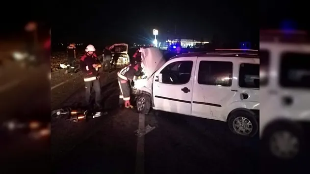 Hafif ticari araçla pikap çarpıştı: 2 yaralı