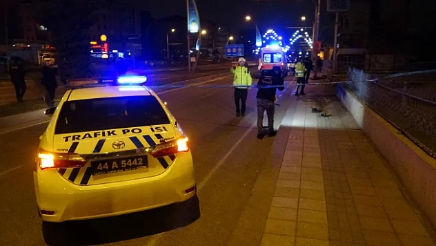 Kontrolden çıkan araç kaldırımda yürüyenlerin arasına daldı: 2 ölü, 1 yaralı