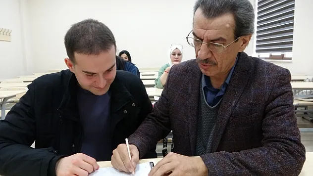 60 yaşındaki emekli öğretmen gazetecilik hayali için sıralara döndü