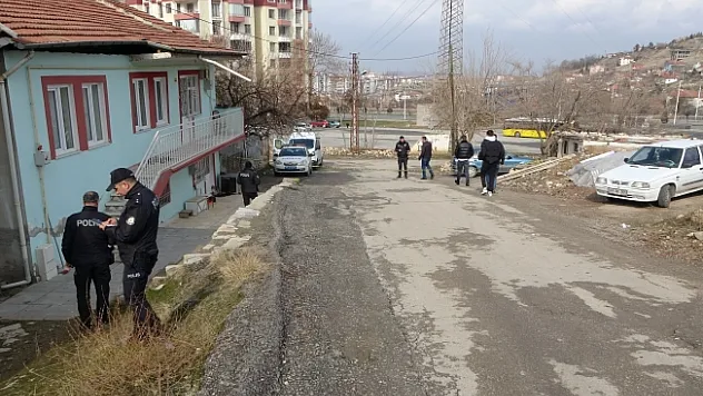 Boşanma aşamasındaki eşinin evini bastı: 2 yaralı