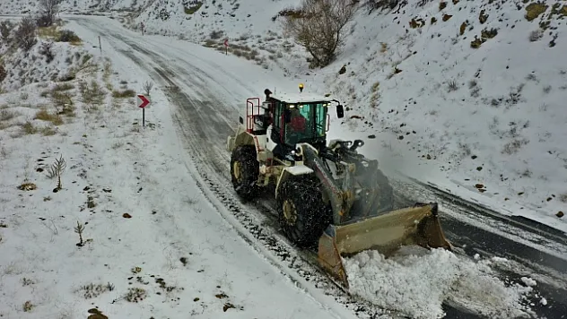Karlı yolu açarak vatandaşı hastaneye yetiştirdiler