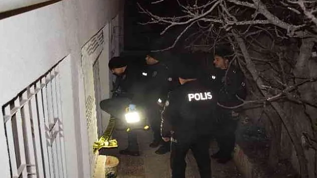 Tüfekle oynarken kendini vurdu!