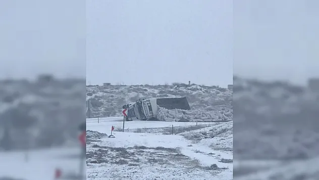 Tır karlı yolda devrildi!