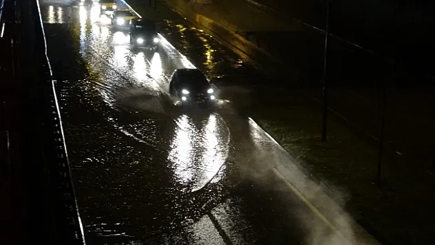 Alt geçit, cadde ve sokaklar göle döndü