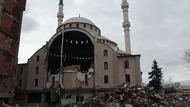 Depremde hasar aldı, gören bir daha bakıyor