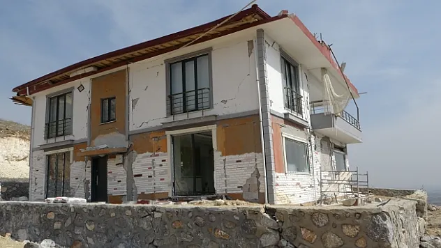 Fay hattı üzerine yapılan milyonluk ev kağıt gibi dağıldı