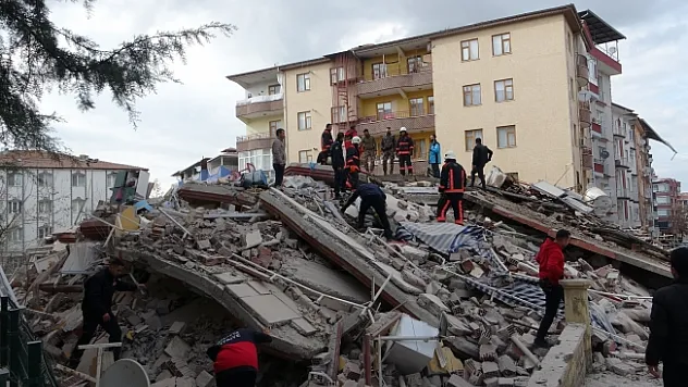 Malatya'da 4 katlı ağır hasarlı bina çöktü!
