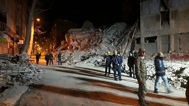 Malatya'da ağır hasarlı 4 katlı bina çöktü!