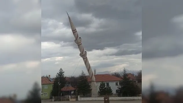 Malatya'da hasarlı caminin minaresi kontrollü yıkıldı