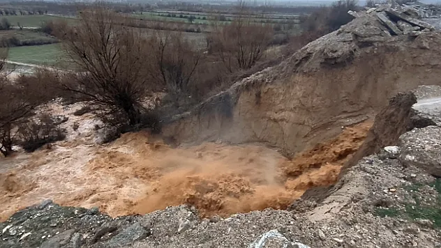 Malatya'da su kanalı patladı, mahalle su altında kaldı