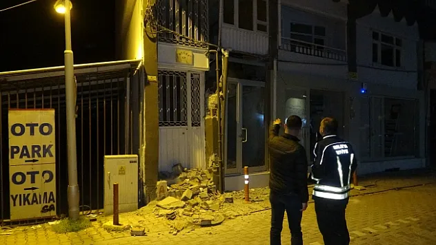 Ağır hasarlı binada göçük paniğe neden oldu