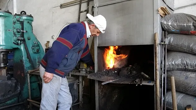 Depremzede ustalar 'ayakta kalmak' için direniyor