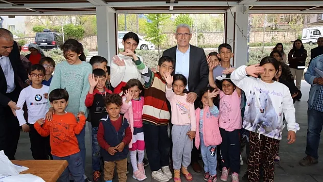 Güder, depremzede çocukların yüzünü güldürdü