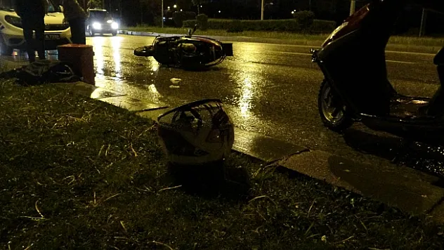 Hafif ticari araç motokuryeye çarpıp kaçtı: 2 yaralı