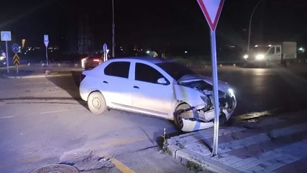 İki araç çarpıştı: 5 yaralı