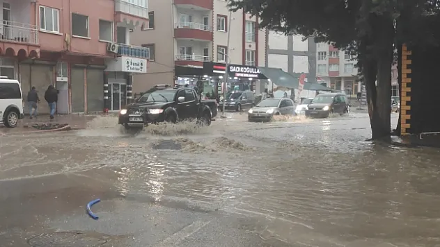 Sağanak yağış Malatya'da sokakları göle çevirdi