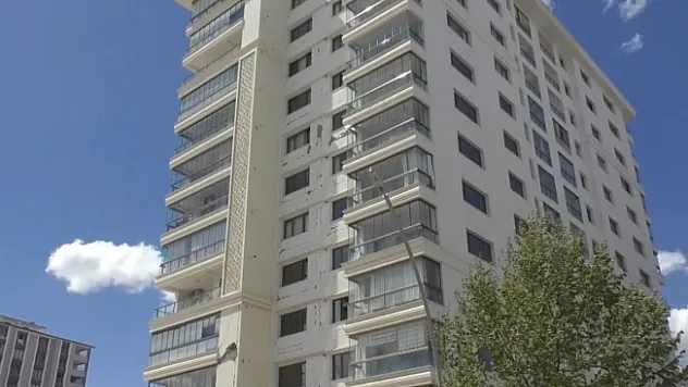 Tehlike oluşturan binanın yıkılmasını istiyorlar