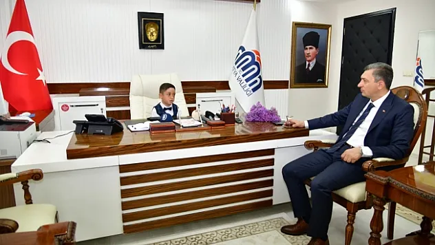 Valilik makamına oturdu, 'sağlam evler yapılsın' talimatı verdi