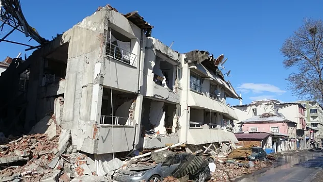Yıkılan duvarın altında kalan köy korucusu hayatını kaybetti