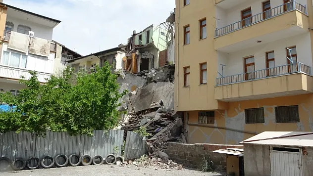 4 katlı hasarlı binada göçük meydana geldi