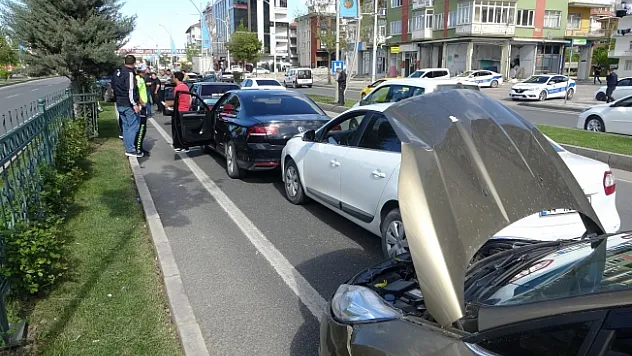 5 araç birbirine girdi trafik kilitlendi