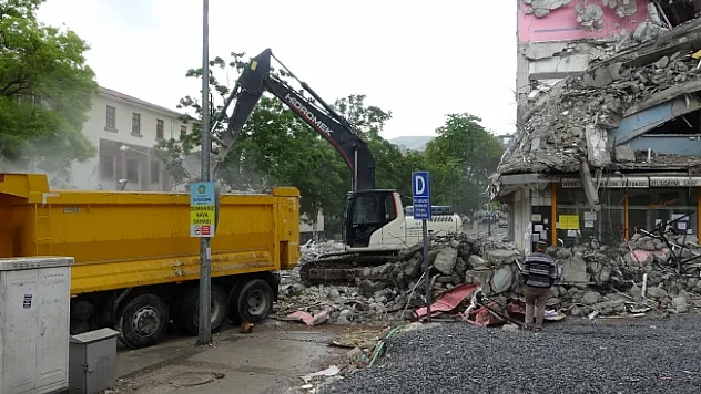 Ağır hasarlı binaların yıkımı devam ediyor