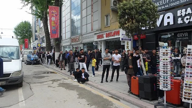 Ağır hasarlı binanın yıkımını film gibi izlediler