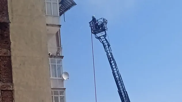 Çatı yangınında alevler göğe yükseldi