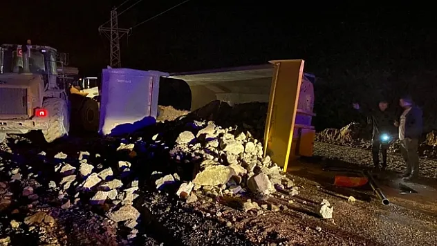 Damperi yerinden çıkan kamyon kaza yaptı