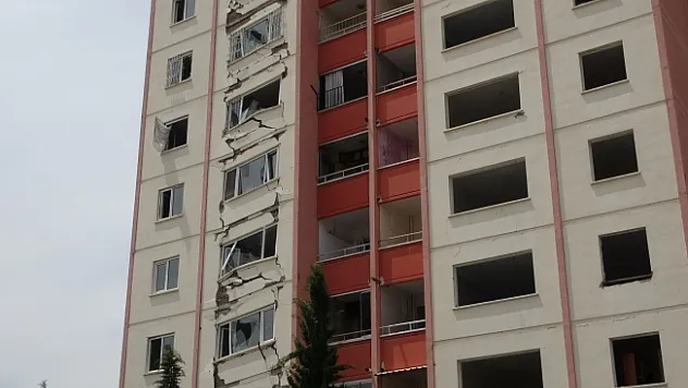 Depremde bir bölümü çöken binayı gören bir daha bakıyor