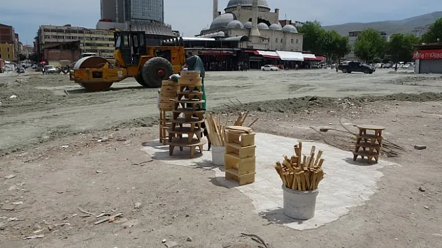 Depremde yıkılan dükkanın enkazında hayata tutunmaya çalışıyor