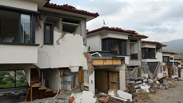 Depremin vurduğu milyonluk villalar için yıkım kararı