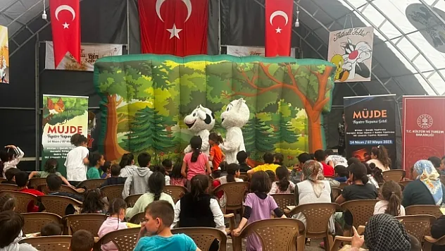 Depremzede çocuklara yönelik tiyatro oyunu