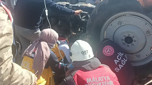 Devrilen traktörün altında kalan sürücü yaralandı