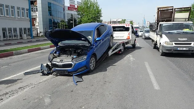 Kontrolden çıkan araç refüje çarptı: 1 yaralı