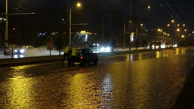 Malatya'yı sağanak vurdu, araçlar yolda kaldı