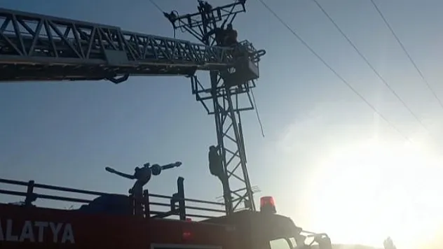 Yüksek gerilim hattında akıma kapılarak yaralandı