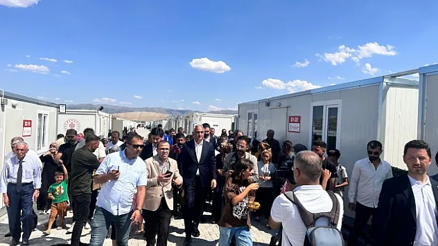 Bakan Ersoy konteyner kentte kalan depremzedelerle bayramlaştı