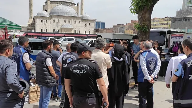 Çarşı merkezinde kaldırımlardaki tezgahlar kaldırılıyor