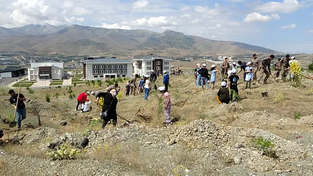 Depremde kaybedilen her çocuk için bir fidan dikildi